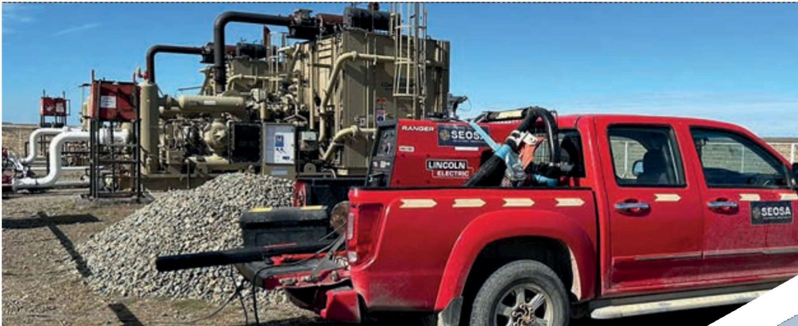 Camioneta de SEOSA con equipo de soldadura en una faena de gas