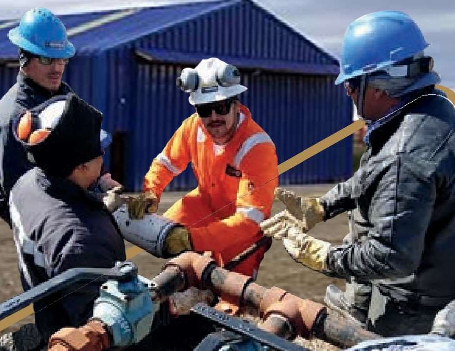 Equipo de SEOSA trabajando en una línea de cañerías
