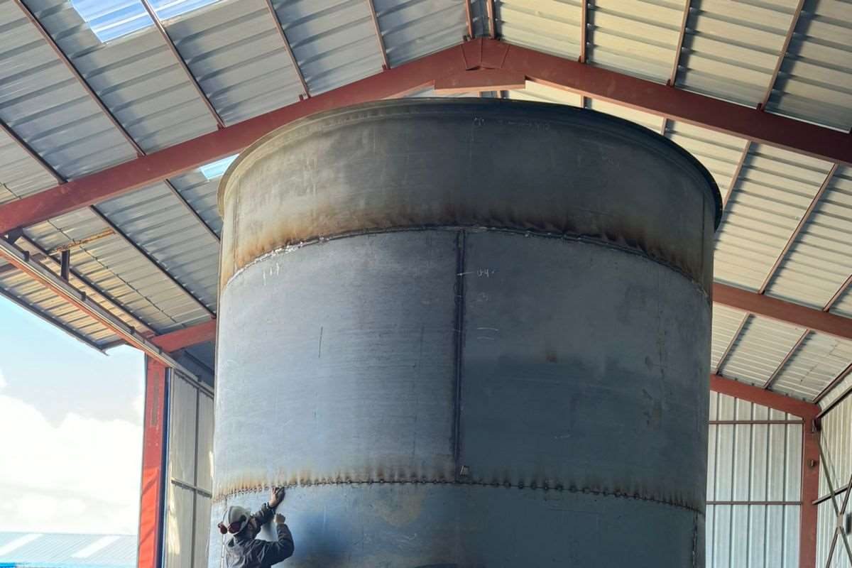 Fabricación de un estanque de acero en taller