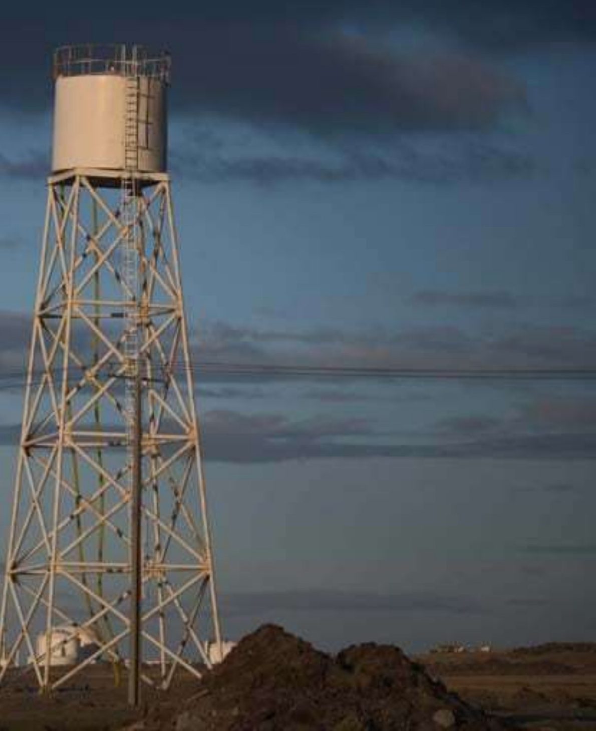 Torre de agua en la pampa magallánica